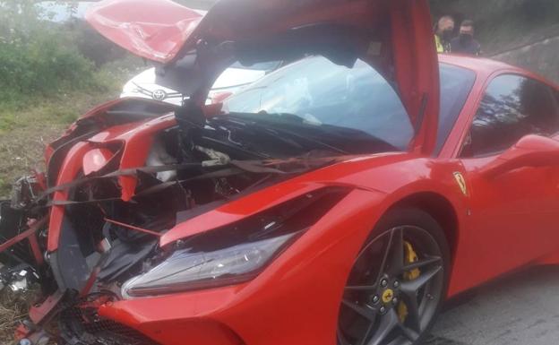 Estado en el que quedó el Ferrari accidentado. 