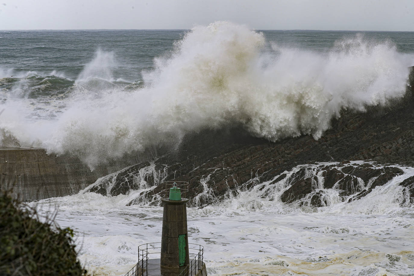 El fuerte oleaje provocado por el temporal 'Bella' ha provocado la rotura del dique de abrigo exterior del puerto de Viavélez (El Franco), llevándose por delante el faro de luz de entrada al puerto. El suceso no ha cogido por sorpresa a pescadores profesionales y deportivos que vienen denunciado desde hace años las carencias y el estado que presenta la infraestructura 