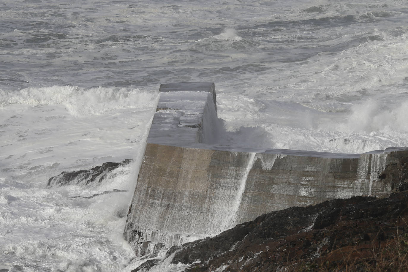 El fuerte oleaje provocado por el temporal 'Bella' ha provocado la rotura del dique de abrigo exterior del puerto de Viavélez (El Franco), llevándose por delante el faro de luz de entrada al puerto. El suceso no ha cogido por sorpresa a pescadores profesionales y deportivos que vienen denunciado desde hace años las carencias y el estado que presenta la infraestructura 