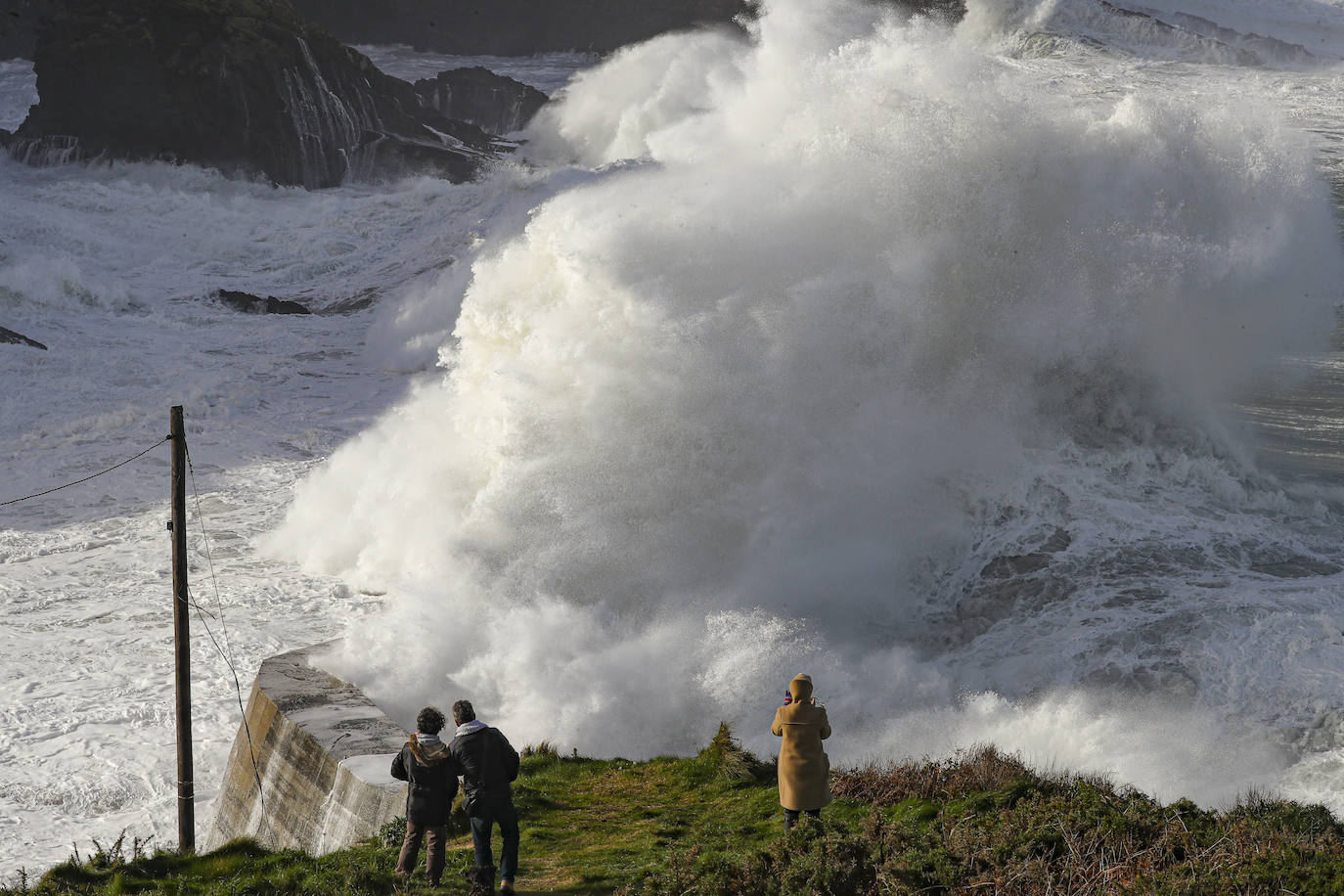 El fuerte oleaje provocado por el temporal 'Bella' ha provocado la rotura del dique de abrigo exterior del puerto de Viavélez (El Franco), llevándose por delante el faro de luz de entrada al puerto. El suceso no ha cogido por sorpresa a pescadores profesionales y deportivos que vienen denunciado desde hace años las carencias y el estado que presenta la infraestructura 