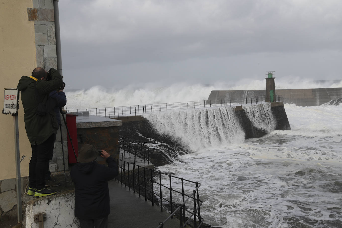 El fuerte oleaje provocado por el temporal 'Bella' ha provocado la rotura del dique de abrigo exterior del puerto de Viavélez (El Franco), llevándose por delante el faro de luz de entrada al puerto. El suceso no ha cogido por sorpresa a pescadores profesionales y deportivos que vienen denunciado desde hace años las carencias y el estado que presenta la infraestructura 