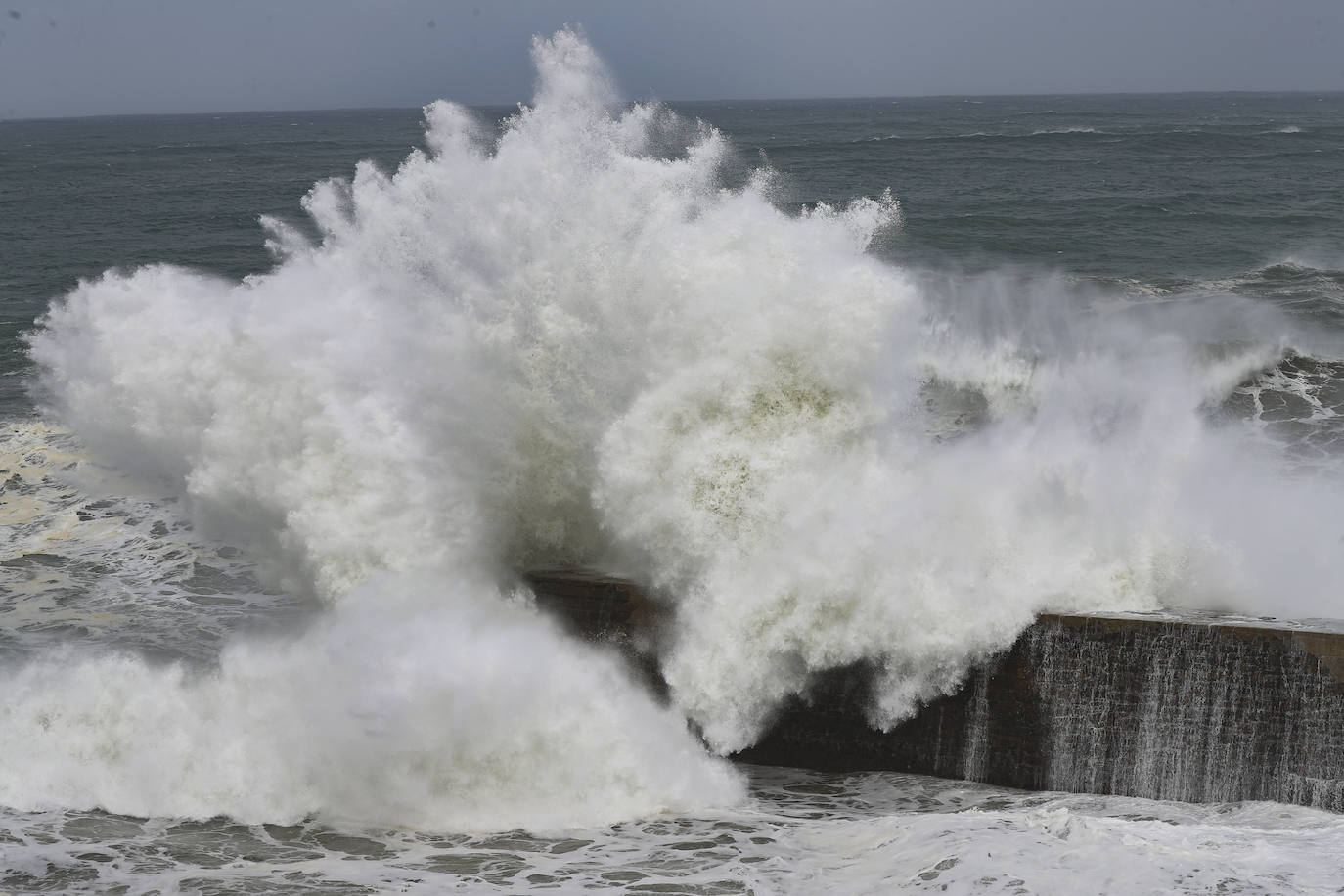 El fuerte oleaje provocado por el temporal 'Bella' ha provocado la rotura del dique de abrigo exterior del puerto de Viavélez (El Franco), llevándose por delante el faro de luz de entrada al puerto. El suceso no ha cogido por sorpresa a pescadores profesionales y deportivos que vienen denunciado desde hace años las carencias y el estado que presenta la infraestructura 