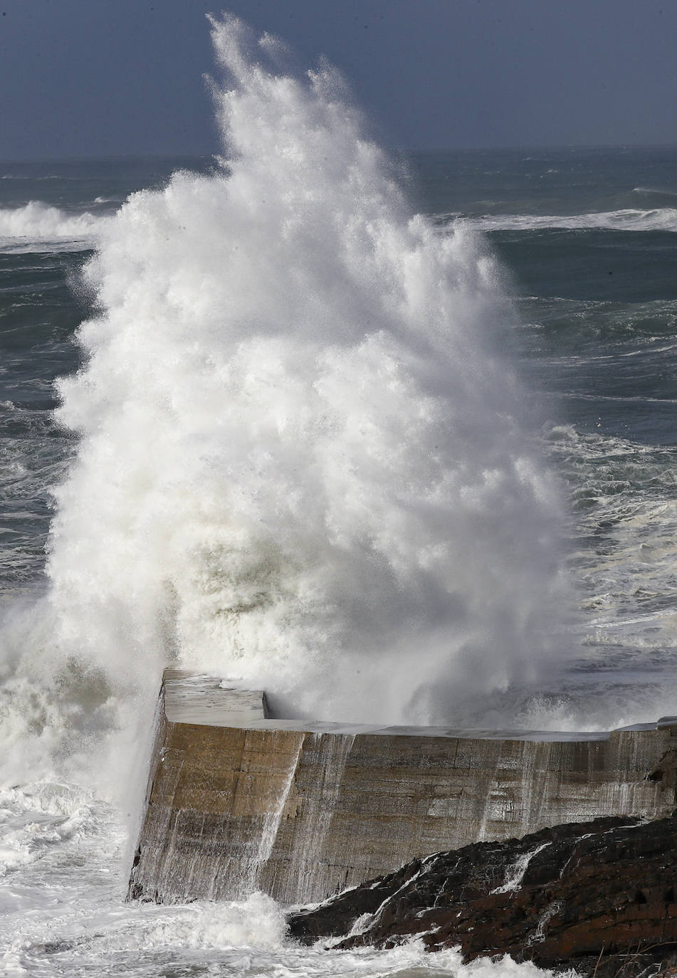 El fuerte oleaje provocado por el temporal 'Bella' ha provocado la rotura del dique de abrigo exterior del puerto de Viavélez (El Franco), llevándose por delante el faro de luz de entrada al puerto. El suceso no ha cogido por sorpresa a pescadores profesionales y deportivos que vienen denunciado desde hace años las carencias y el estado que presenta la infraestructura 