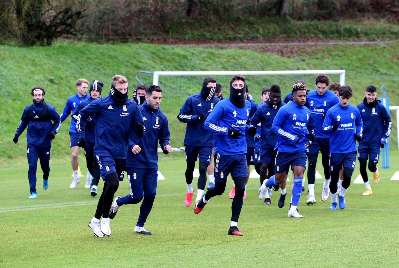 Tras el parón navideño, los azules han vuelto a entrenar este lunes con las ausencias de Édgar y Borja Sánchez (ambos por haber dado positivo por coronavirus) y de Brazao, con el permiso del club para no incorporarse aún. 