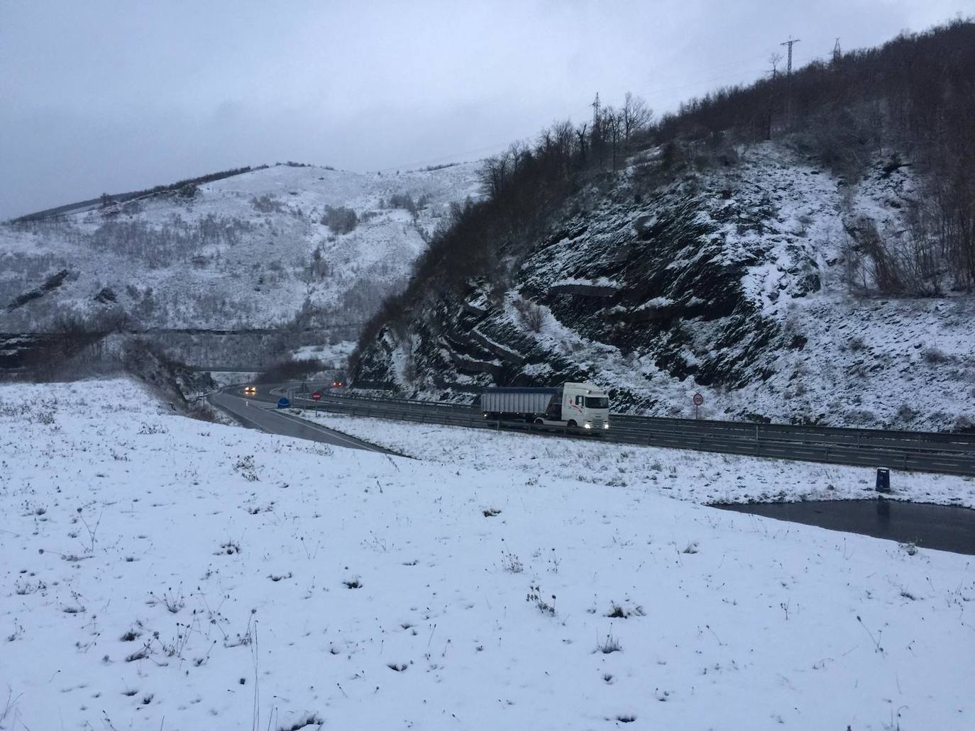 La borrasca 'Bella' ha provocado más de 1.900 incidencias en Asturias y complica las comunicaciones. La nieve acumulada en las últimas horas, que ha cerrado el puerto del Connio, obliga a usar cadenas en 15 altos de montaña. Los fuertes vientos han procovado la caída de árboles y la Aemet mantiene el litoral del Principado en alerta roja por olas de hasta diez metros 