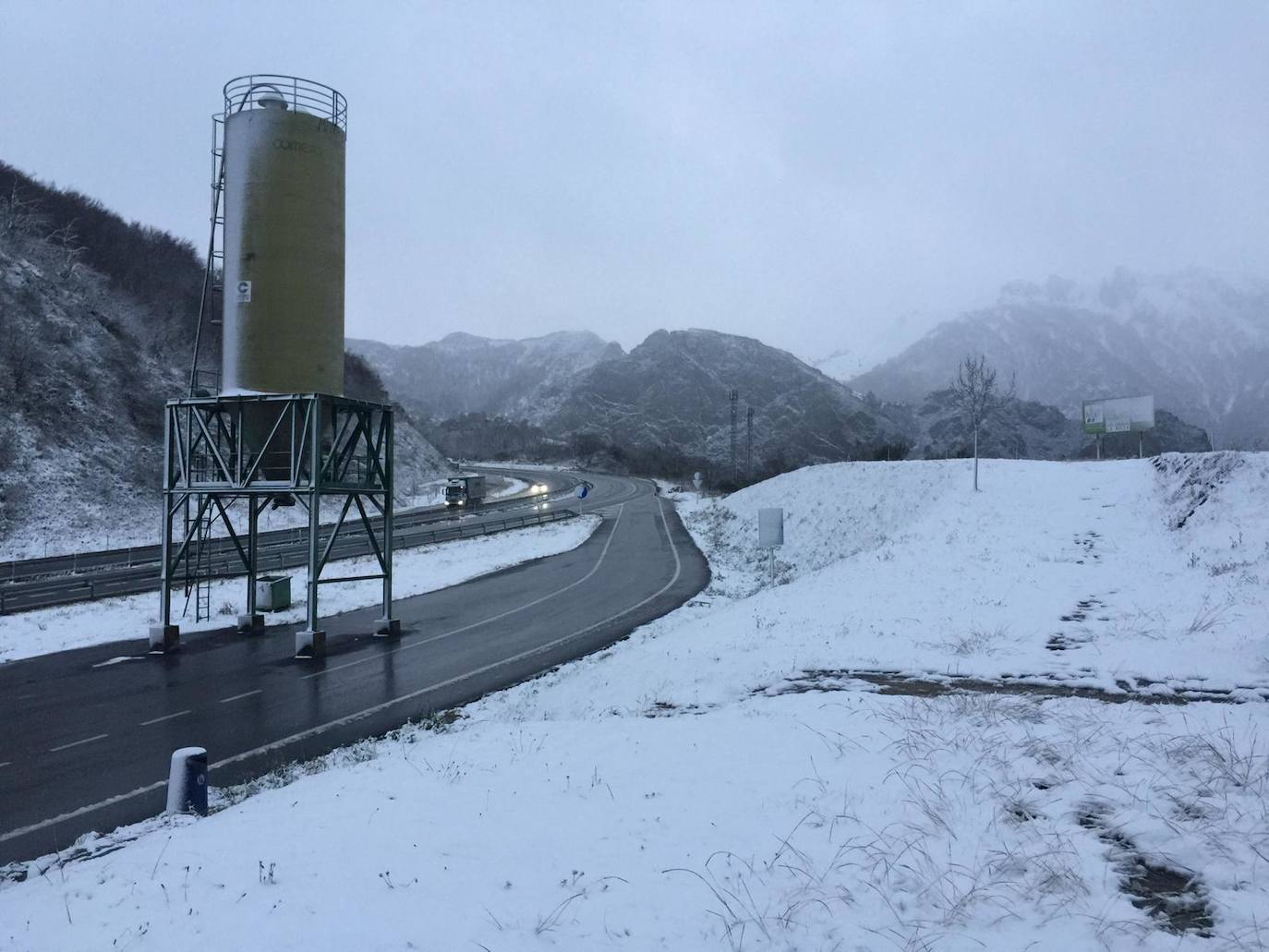 La borrasca 'Bella' ha provocado más de 1.900 incidencias en Asturias y complica las comunicaciones. La nieve acumulada en las últimas horas, que ha cerrado el puerto del Connio, obliga a usar cadenas en 15 altos de montaña. Los fuertes vientos han procovado la caída de árboles y la Aemet mantiene el litoral del Principado en alerta roja por olas de hasta diez metros 