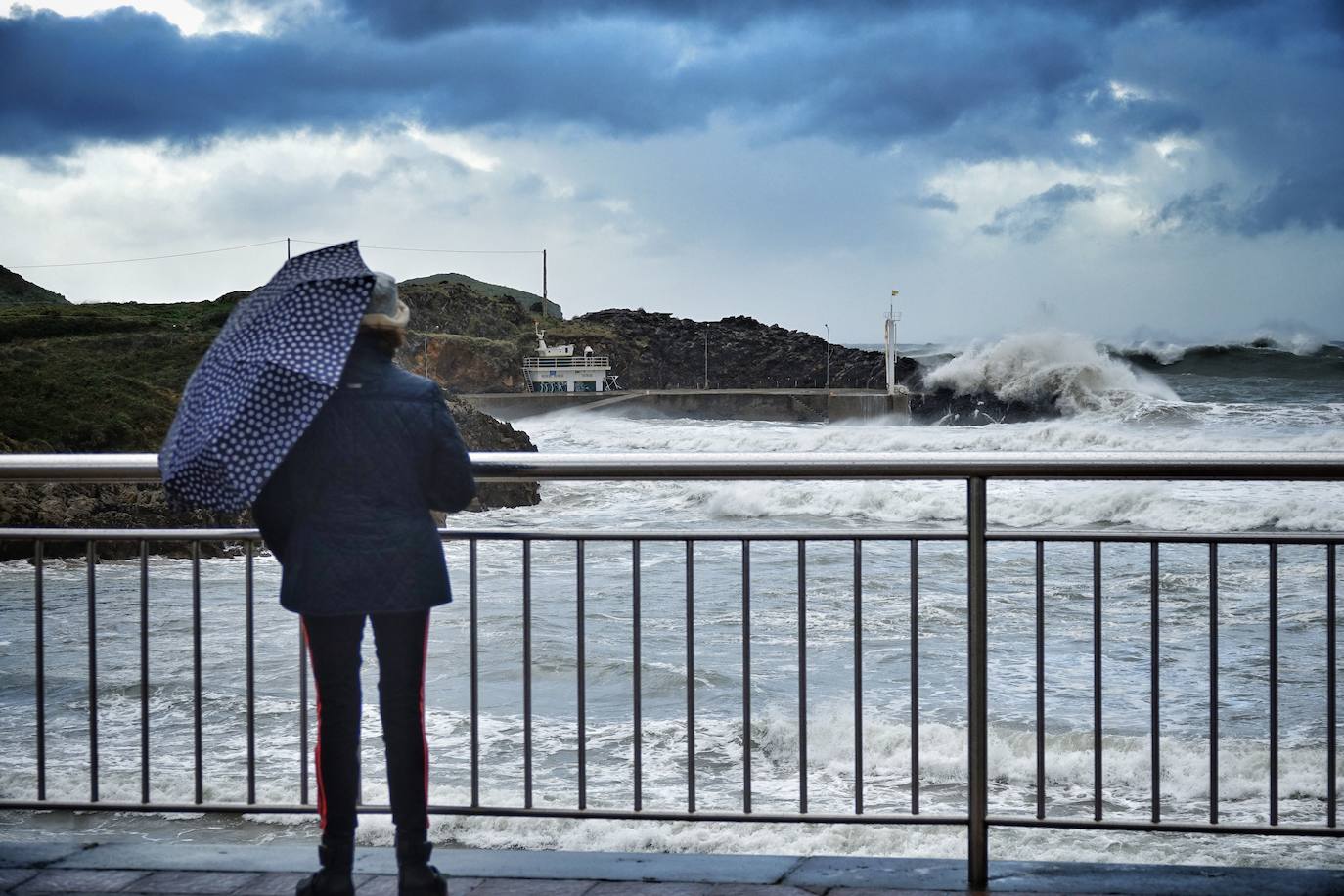 La borrasca 'Bella' ha provocado más de 1.900 incidencias en Asturias y complica las comunicaciones. La nieve acumulada en las últimas horas, que ha cerrado el puerto del Connio, obliga a usar cadenas en 15 altos de montaña. Los fuertes vientos han procovado la caída de árboles y la Aemet mantiene el litoral del Principado en alerta roja por olas de hasta diez metros 
