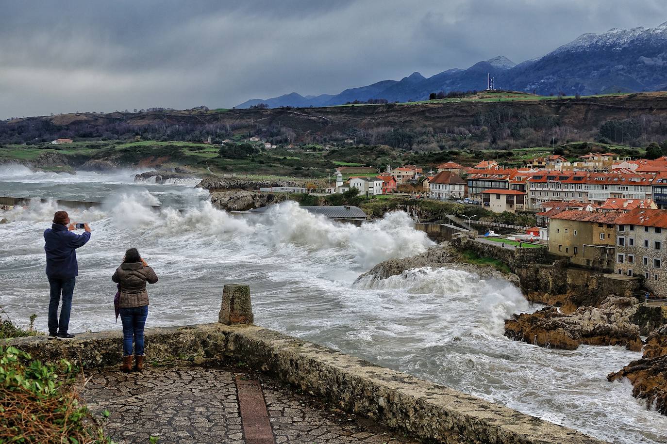 La borrasca 'Bella' ha provocado más de 1.900 incidencias en Asturias y complica las comunicaciones. La nieve acumulada en las últimas horas, que ha cerrado el puerto del Connio, obliga a usar cadenas en 15 altos de montaña. Los fuertes vientos han procovado la caída de árboles y la Aemet mantiene el litoral del Principado en alerta roja por olas de hasta diez metros 