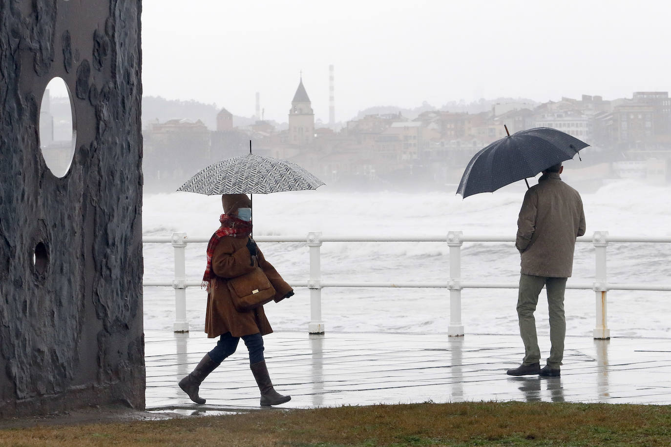 La borrasca 'Bella' ha provocado más de 1.900 incidencias en Asturias y complica las comunicaciones. La nieve acumulada en las últimas horas, que ha cerrado el puerto del Connio, obliga a usar cadenas en 15 altos de montaña. Los fuertes vientos han procovado la caída de árboles y la Aemet mantiene el litoral del Principado en alerta roja por olas de hasta diez metros 
