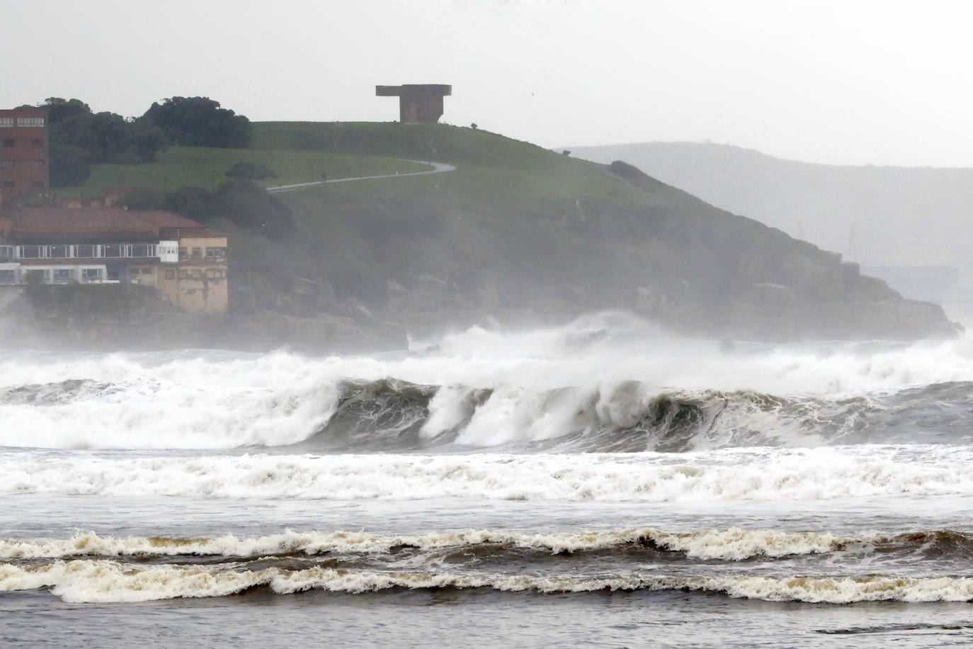 La borrasca 'Bella' ha provocado más de 1.900 incidencias en Asturias y complica las comunicaciones. La nieve acumulada en las últimas horas, que ha cerrado el puerto del Connio, obliga a usar cadenas en 15 altos de montaña. Los fuertes vientos han procovado la caída de árboles y la Aemet mantiene el litoral del Principado en alerta roja por olas de hasta diez metros 