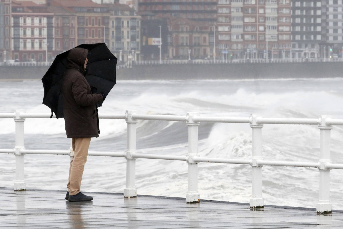 La borrasca 'Bella' ha provocado más de 1.900 incidencias en Asturias y complica las comunicaciones. La nieve acumulada en las últimas horas, que ha cerrado el puerto del Connio, obliga a usar cadenas en 15 altos de montaña. Los fuertes vientos han procovado la caída de árboles y la Aemet mantiene el litoral del Principado en alerta roja por olas de hasta diez metros 