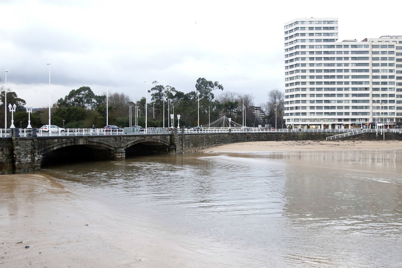 La borrasca 'Bella' ha provocado más de 1.900 incidencias en Asturias y complica las comunicaciones. La nieve acumulada en las últimas horas, que ha cerrado el puerto del Connio, obliga a usar cadenas en 15 altos de montaña. Los fuertes vientos han procovado la caída de árboles y la Aemet mantiene el litoral del Principado en alerta roja por olas de hasta diez metros 