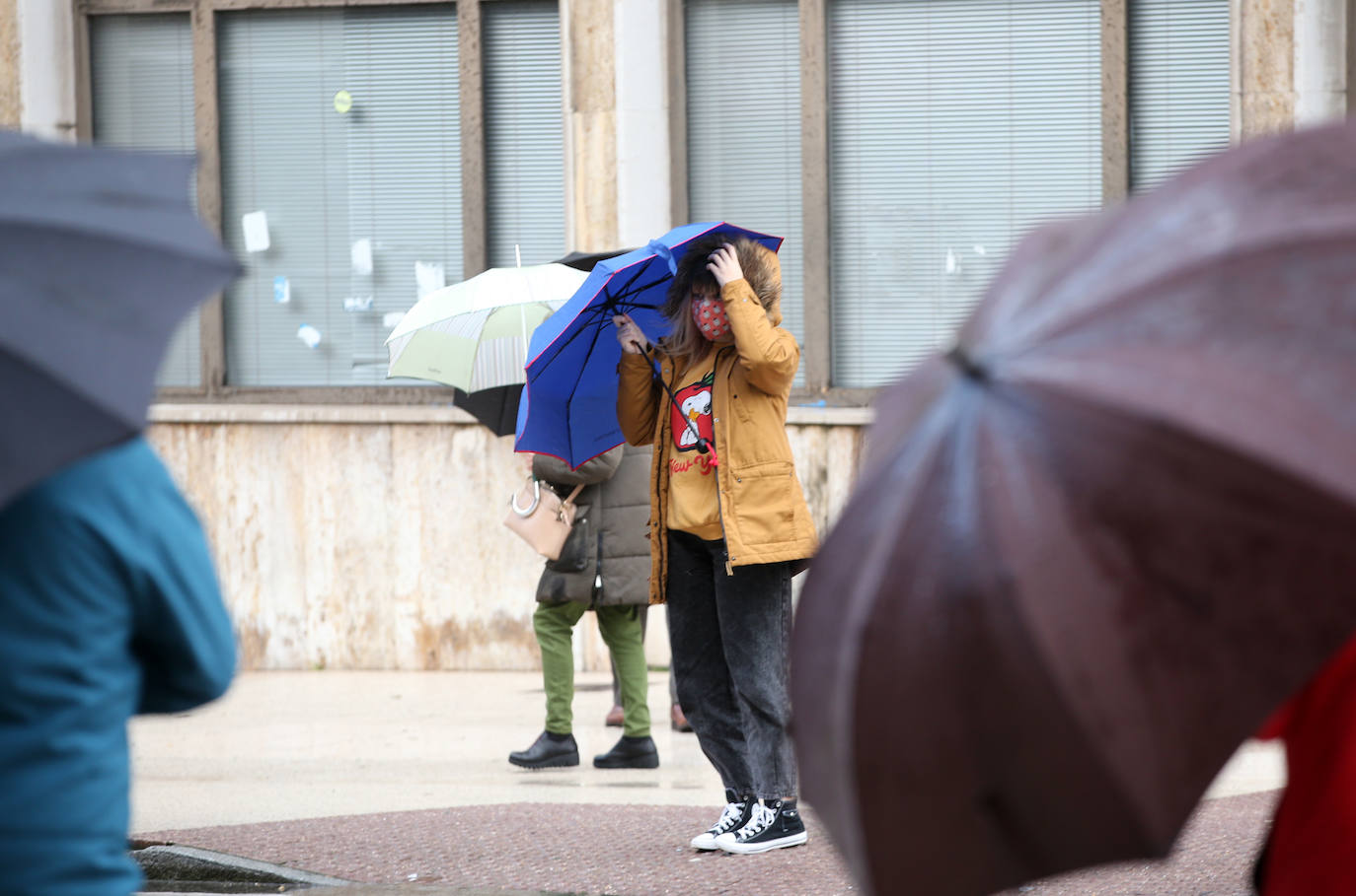 La borrasca 'Bella' ha provocado más de 1.900 incidencias en Asturias y complica las comunicaciones. La nieve acumulada en las últimas horas, que ha cerrado el puerto del Connio, obliga a usar cadenas en 15 altos de montaña. Los fuertes vientos han procovado la caída de árboles y la Aemet mantiene el litoral del Principado en alerta roja por olas de hasta diez metros 