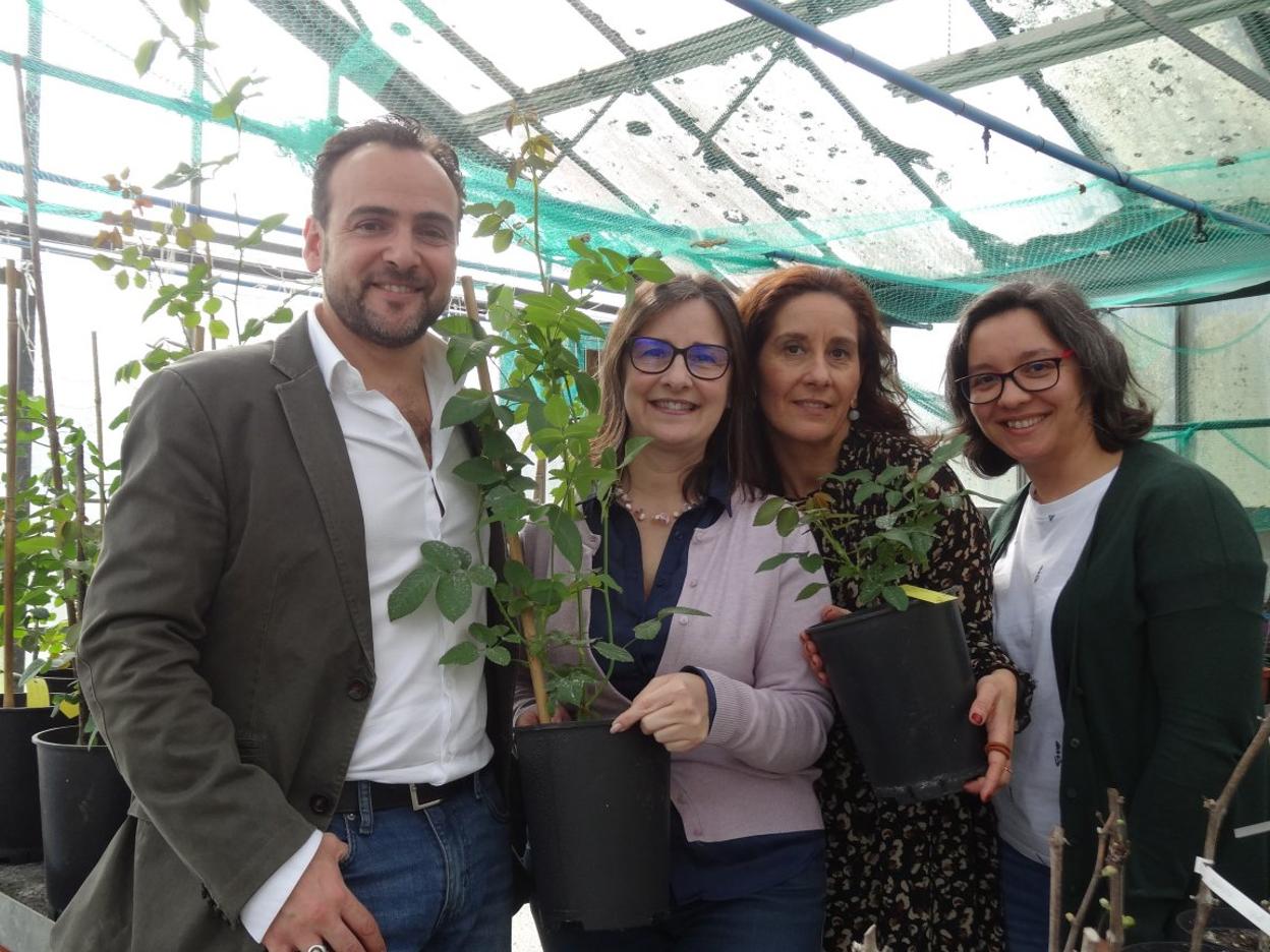 José Luis Santiago, Carmen Martínez, Susana Boso y Pilar Gago, con plantones de rosa Narcea. 