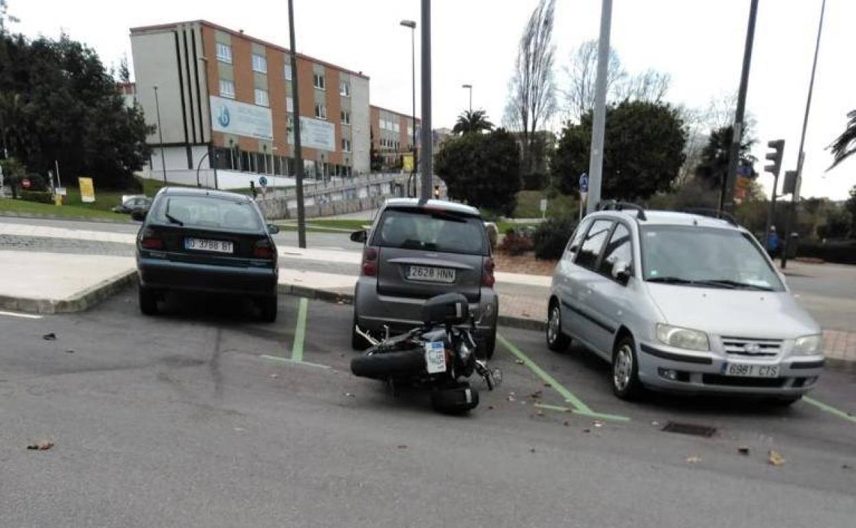 Una motocicleta tirada en medio de la calzada por la fuerza del viento, en la avenida de San Agustín. 