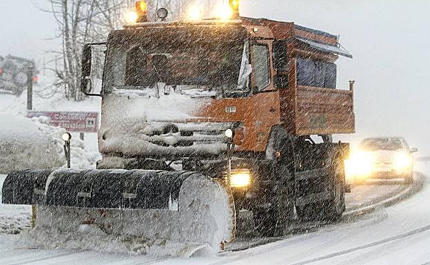 Cómo minimizar los riesgos al conducir con nieve, hielo, niebla, viento o lluvia