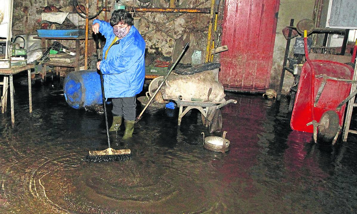 La borrasca 'Bella' ha provocado más de 1.900 incidencias en Asturias y complica las comunicaciones. La nieve acumulada en las últimas horas, que ha cerrado el puerto del Connio, obliga a usar cadenas en 15 altos de montaña. Los fuertes vientos han procovado la caída de árboles y la Aemet mantiene el litoral del Principado en alerta roja por olas de hasta diez metros 