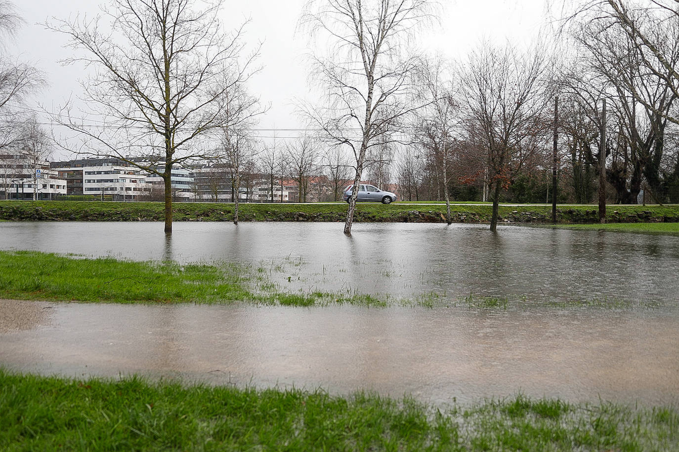 El frío y las fuertes precipitaciones volvieron a ser la nota predominante este martes en Asturias. Está previsto que durante las próximas horas remita el viento y el oleaje que ha castigado en los últimos días a la costa.