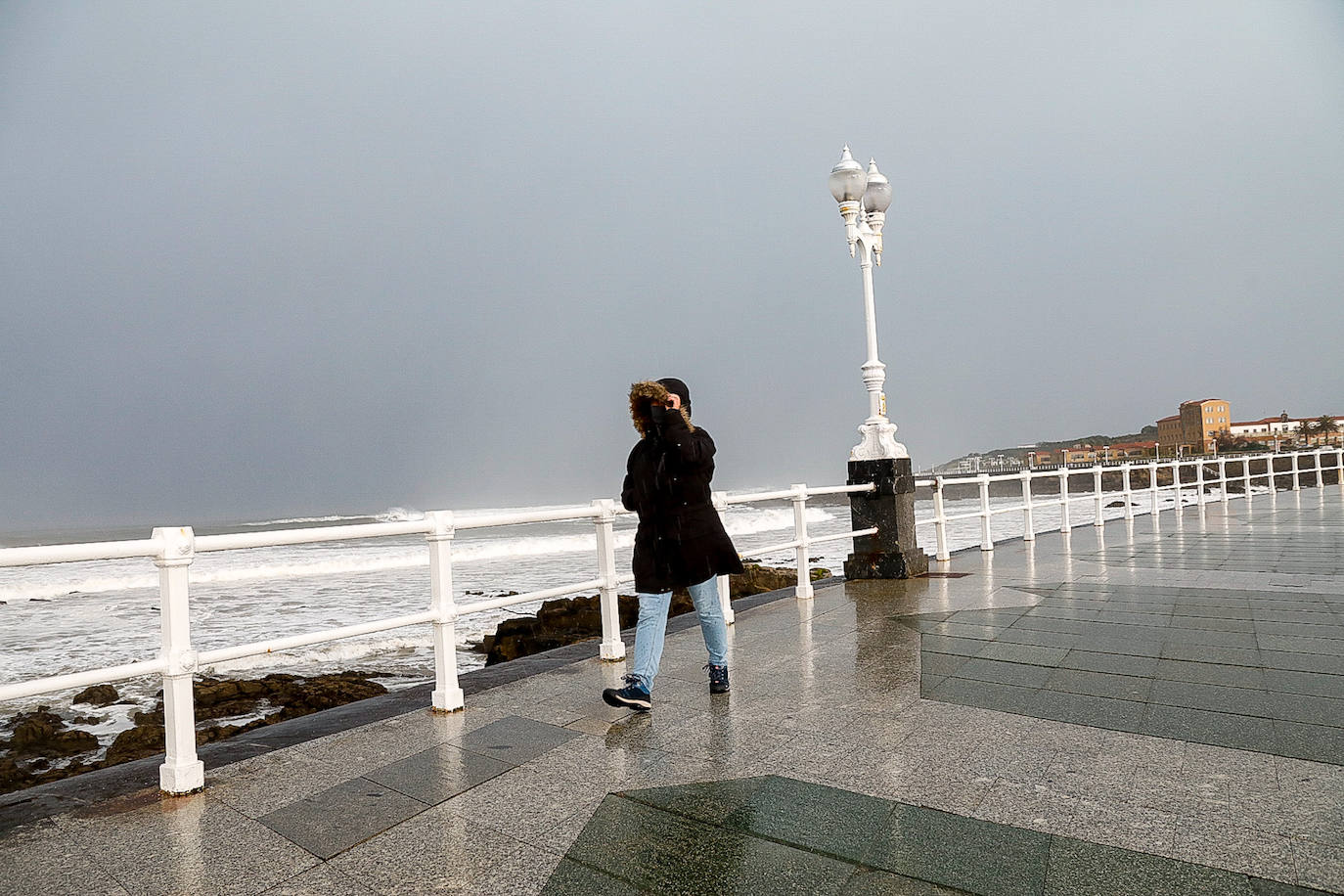 El frío y las fuertes precipitaciones volvieron a ser la nota predominante este martes en Asturias. Está previsto que durante las próximas horas remita el viento y el oleaje que ha castigado en los últimos días a la costa.