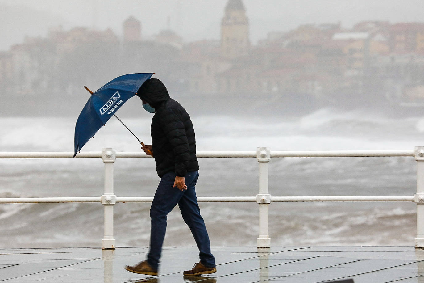 El frío y las fuertes precipitaciones volvieron a ser la nota predominante este martes en Asturias. Está previsto que durante las próximas horas remita el viento y el oleaje que ha castigado en los últimos días a la costa.