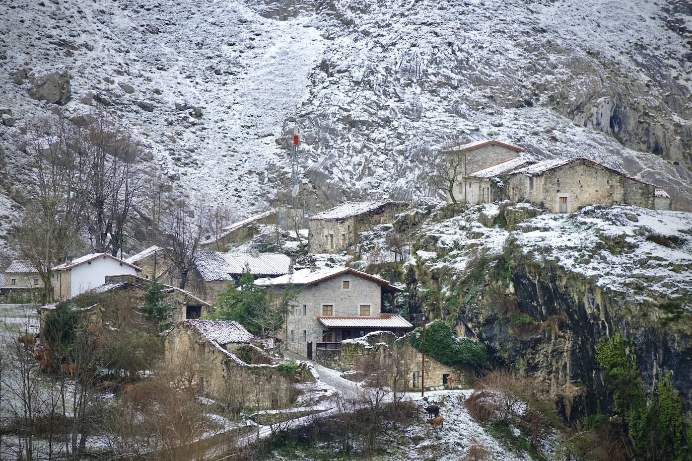 El frío y las fuertes precipitaciones volvieron a ser la nota predominante este martes en Asturias. Está previsto que durante las próximas horas remita el viento y el oleaje que ha castigado en los últimos días a la costa.