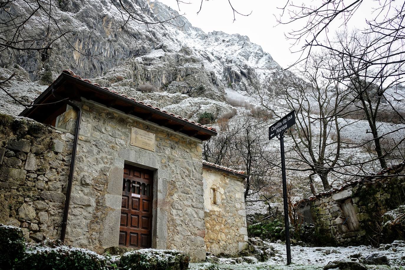 El frío y las fuertes precipitaciones volvieron a ser la nota predominante este martes en Asturias. Está previsto que durante las próximas horas remita el viento y el oleaje que ha castigado en los últimos días a la costa.