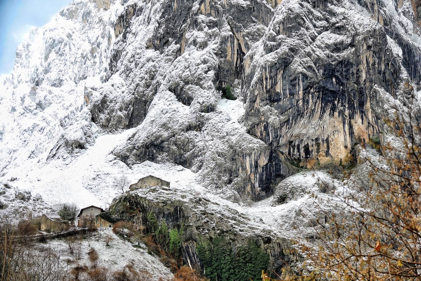 El frío y las fuertes precipitaciones volvieron a ser la nota predominante este martes en Asturias. Está previsto que durante las próximas horas remita el viento y el oleaje que ha castigado en los últimos días a la costa.