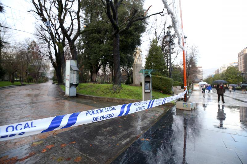 El frío y las fuertes precipitaciones volvieron a ser la nota predominante este martes en Asturias. Está previsto que durante las próximas horas remita el viento y el oleaje que ha castigado en los últimos días a la costa.