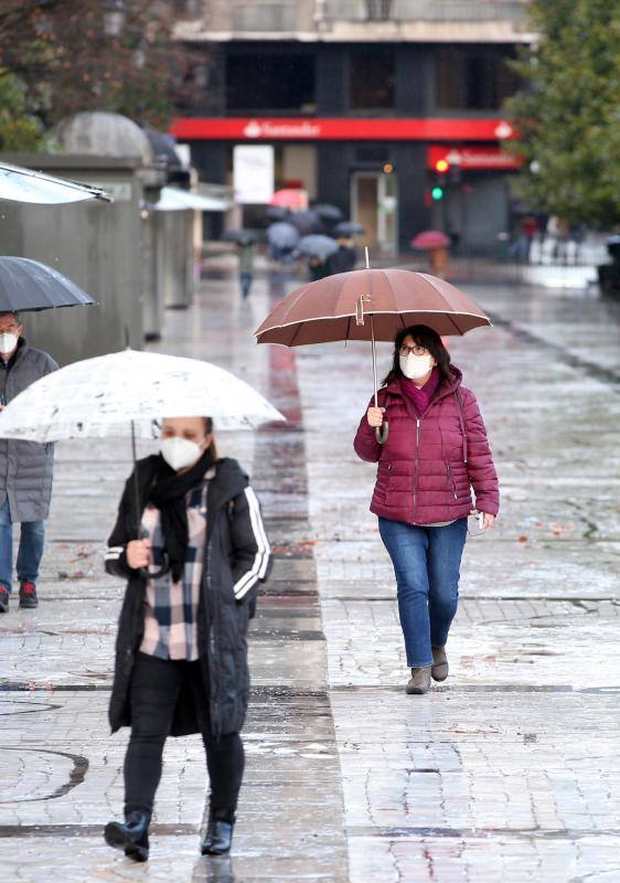 El frío y las fuertes precipitaciones volvieron a ser la nota predominante este martes en Asturias. Está previsto que durante las próximas horas remita el viento y el oleaje qu e ha castigado en los últimos días a la costa.