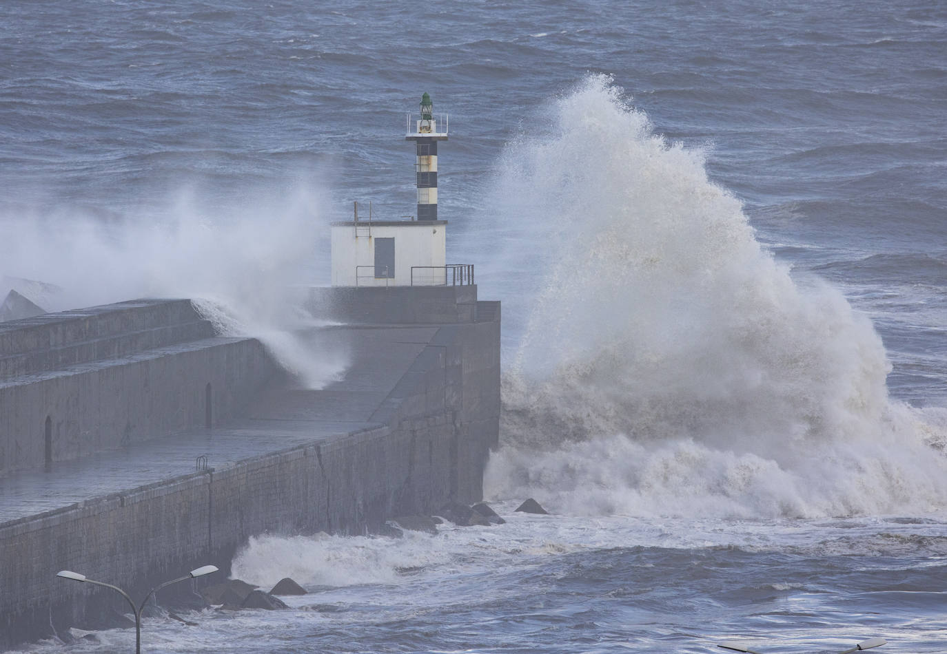 El frío y las fuertes precipitaciones volvieron a ser la nota predominante este martes en Asturias. Está previsto que durante las próximas horas remita el viento y el oleaje que ha castigado en los últimos días a la costa.