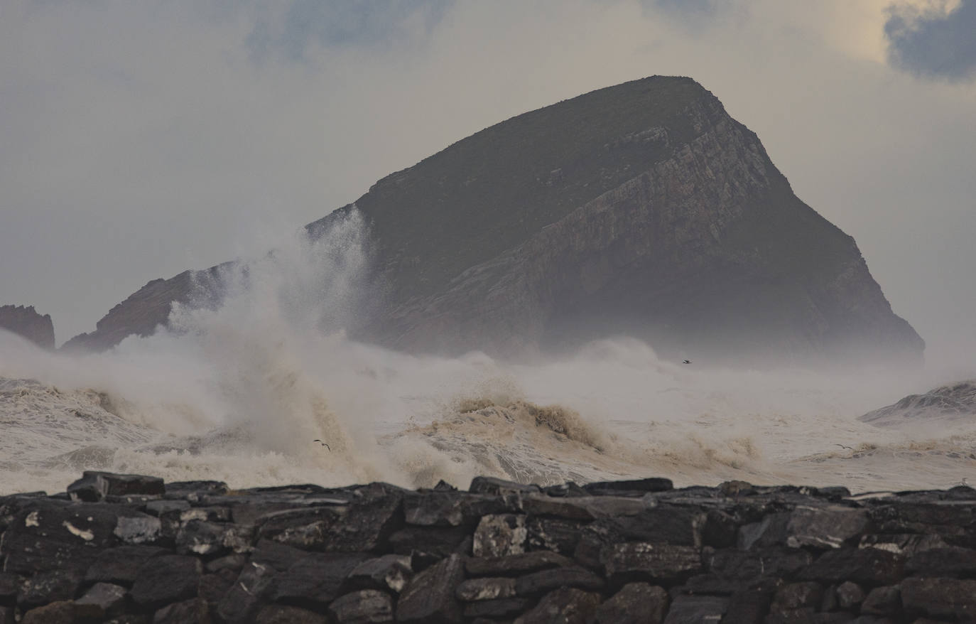 El frío y las fuertes precipitaciones volvieron a ser la nota predominante este martes en Asturias. Está previsto que durante las próximas horas remita el viento y el oleaje que ha castigado en los últimos días a la costa.