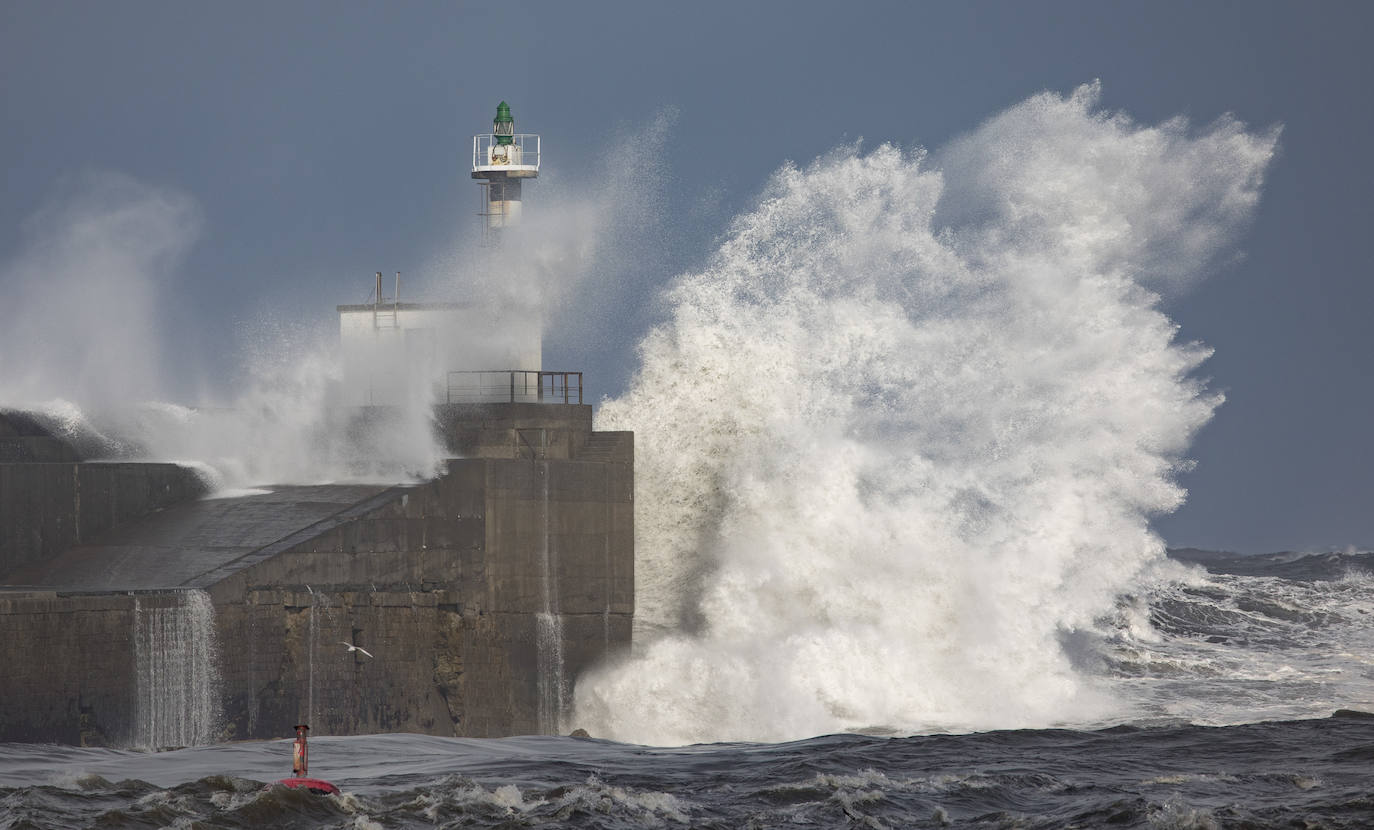 El frío y las fuertes precipitaciones volvieron a ser la nota predominante este martes en Asturias. Está previsto que durante las próximas horas remita el viento y el oleaje que ha castigado en los últimos días a la costa.