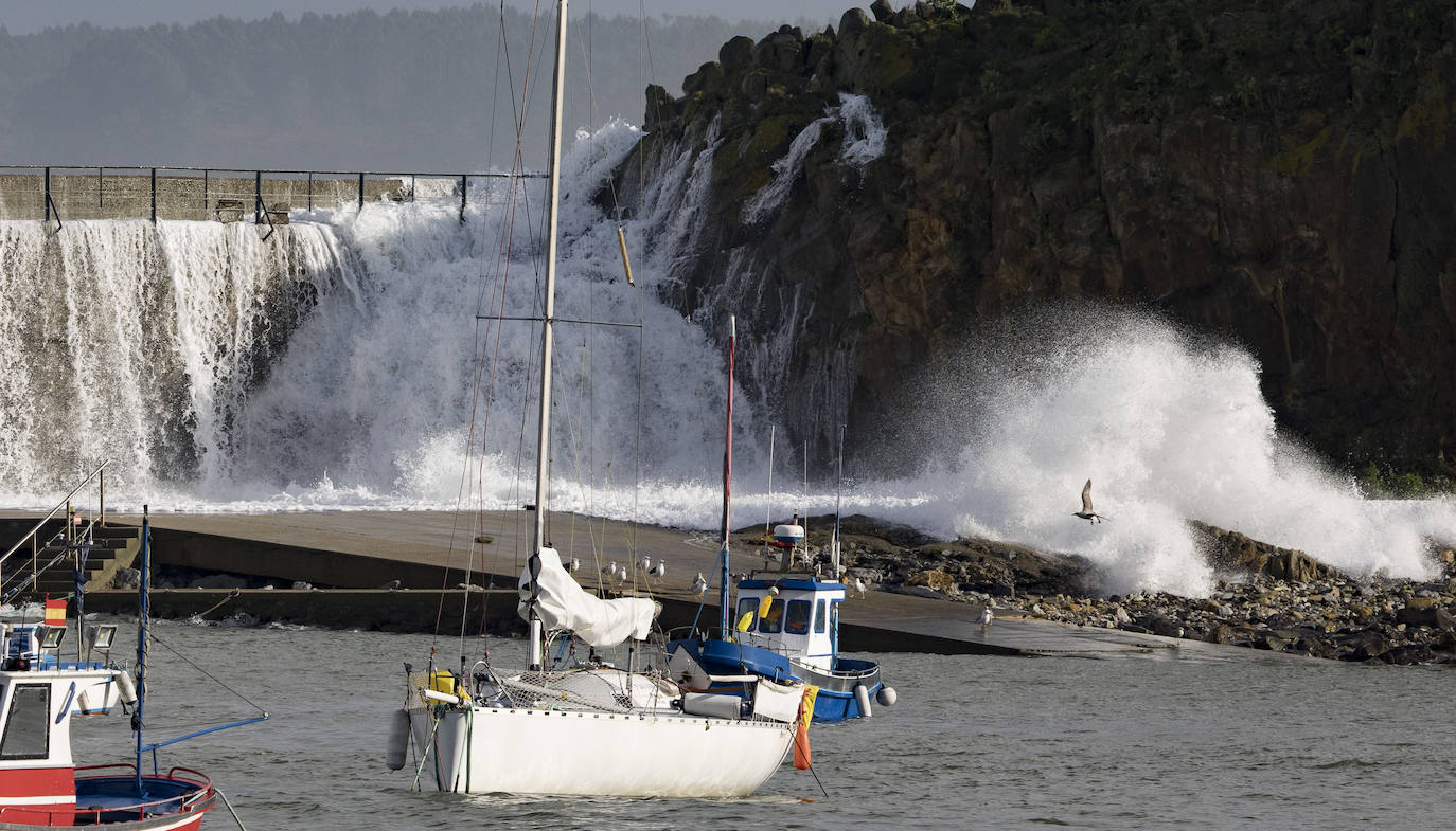 El frío y las fuertes precipitaciones volvieron a ser la nota predominante este martes en Asturias. Está previsto que durante las próximas horas remita el viento y el oleaje que ha castigado en los últimos días a la costa.