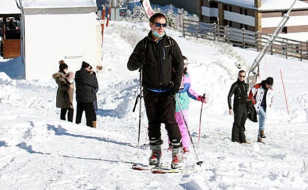Varias personas, disfrutaron el fin de semana de la nieve en la estación de Valgrande-Pajares, que permanece cerrada. 