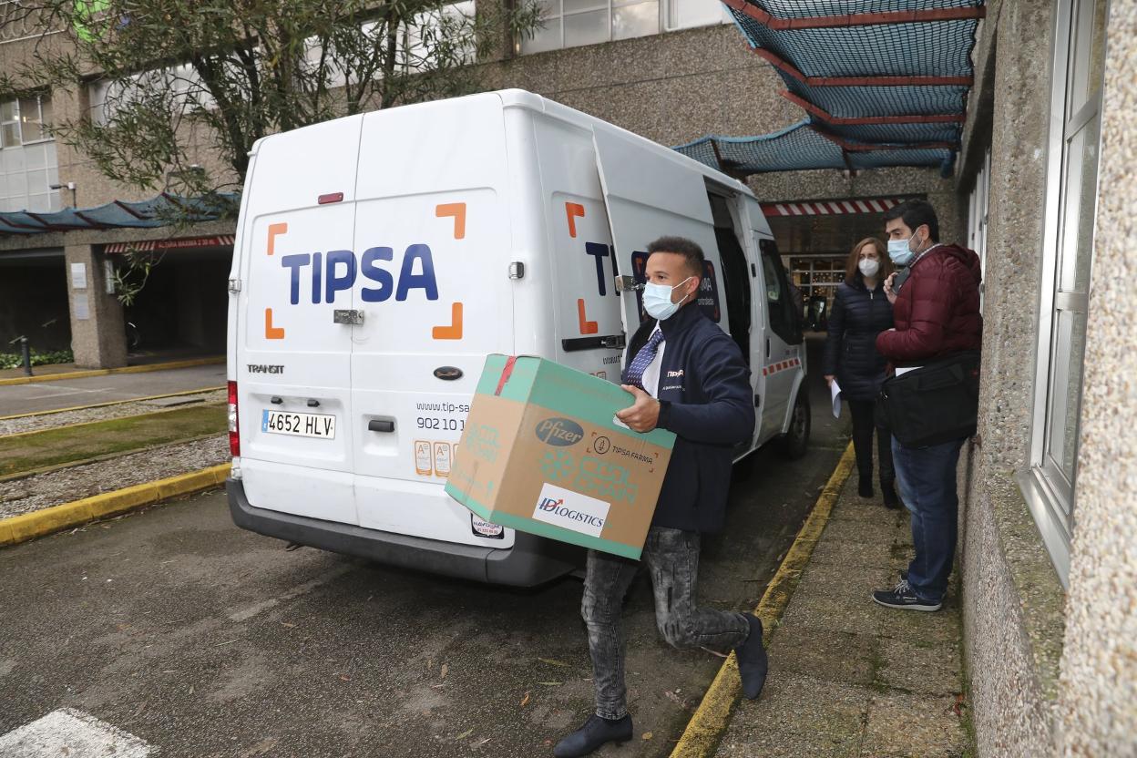 La caja con las primeras dosis de la vacuna de Pfizer llegó el domingo a la Residencia Mixta de Gijón. 