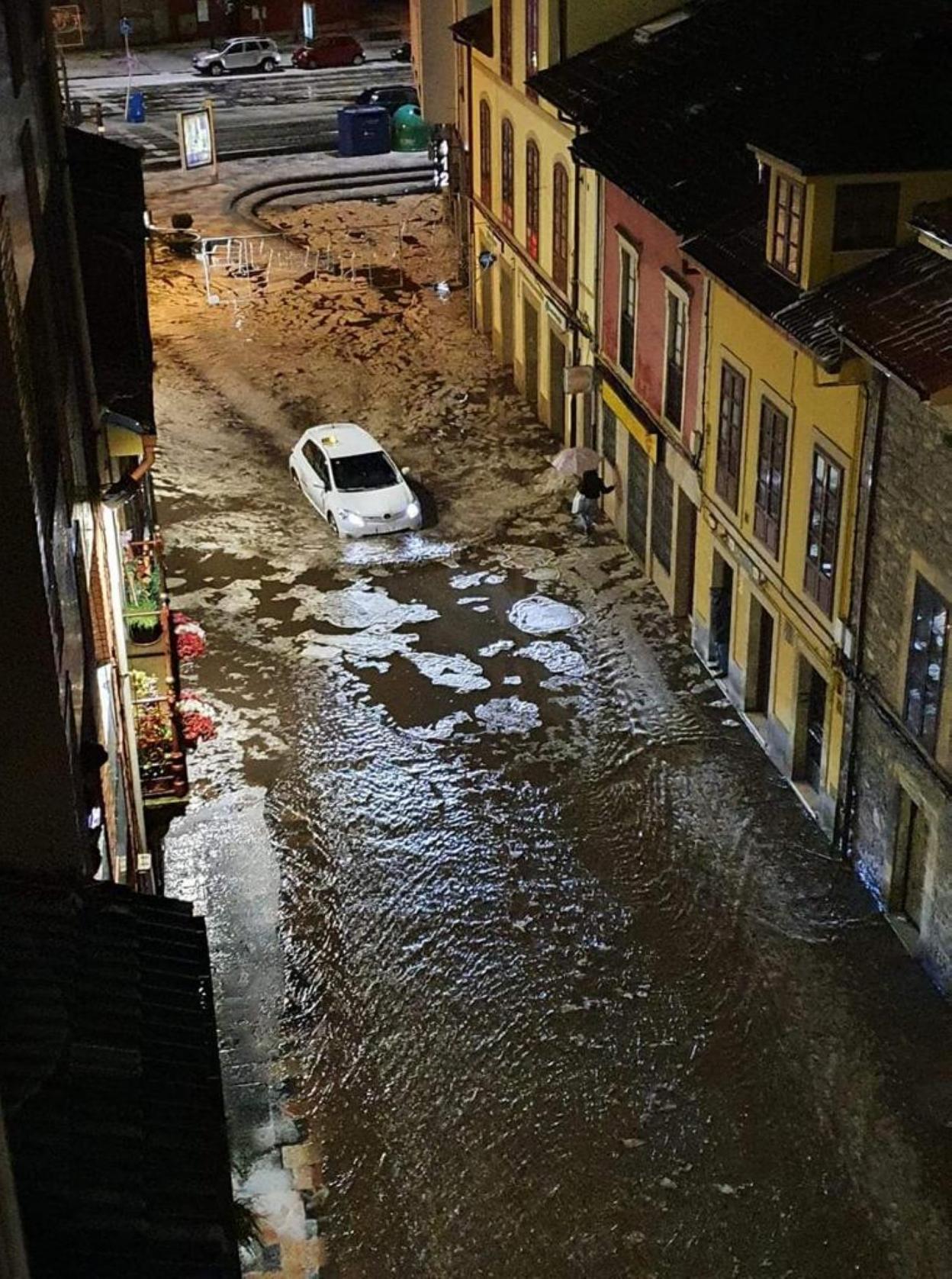 La calle Rivero, inundada por las intensas lluvias. 