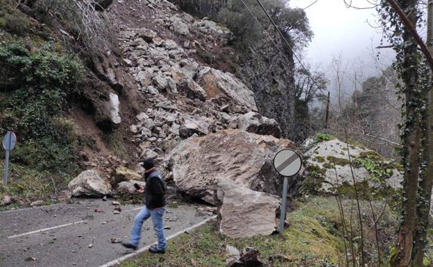 Un gran argayo deja a Pola de Somiedo incomunicada con el resto de Asturias