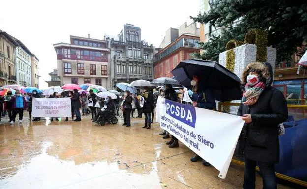 Concentración en Oviedo para evitar la cesión del Albergue.