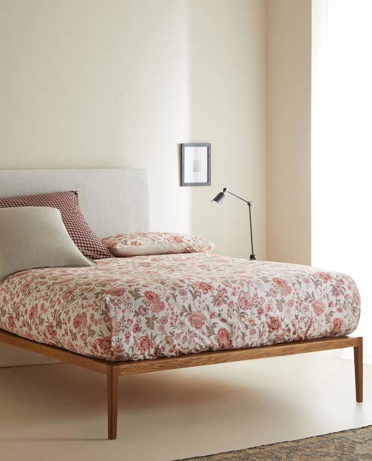 Simplemente cambiando la ropa de cama con alguna funda estampada como esta de Zara Home podrás transformar por completo el estilo de tu dormitorio. Añade algún cojín a juego y otros cojines de diferentes tamaños en varios tonos o incluso en otros estampados.