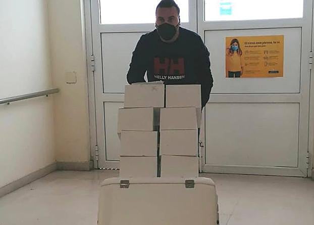 La llegada de la vacuna esta tarde al hospital de Arriondas. En el vídeo, la recepción de la vacuna de Pfizer en el aeropuerto de Vitoria.