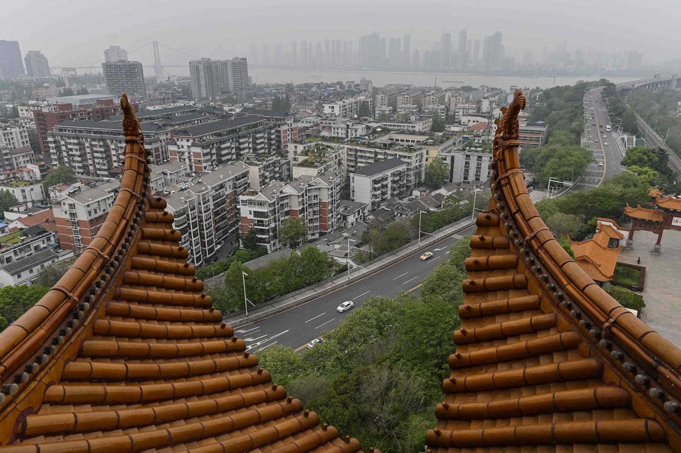 Imagen principal - En Wuhan fue donde todo comenzó. Arriba, vista general de la ciudad, debajo en el primer mercado cerrado del mundo y uno de los laboratorios donde primero se analizó el virus 