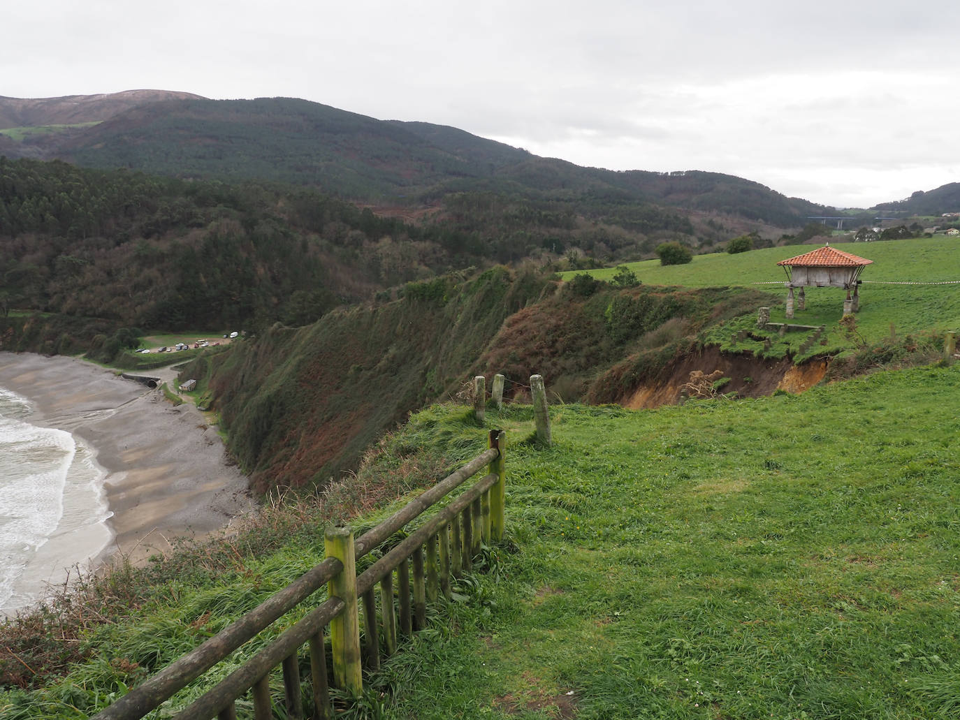 El argayo amenaza el hórreo del campo de La Garita, que se tratará de trasladar a terreno firme