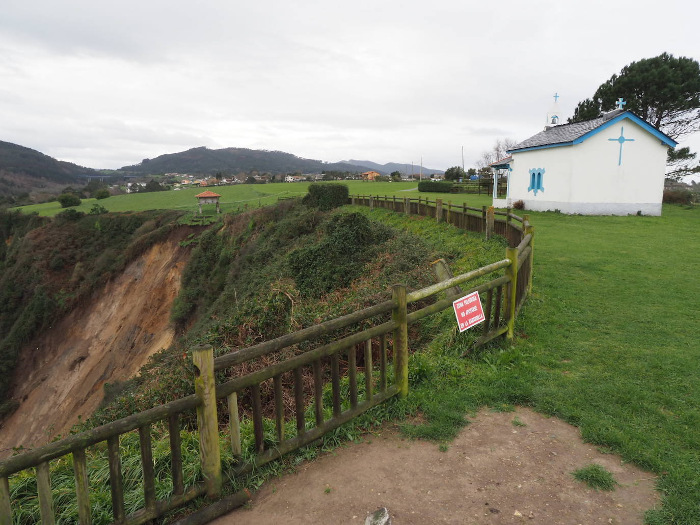 El argayo amenaza el hórreo del campo de La Garita, que se tratará de trasladar a terreno firme