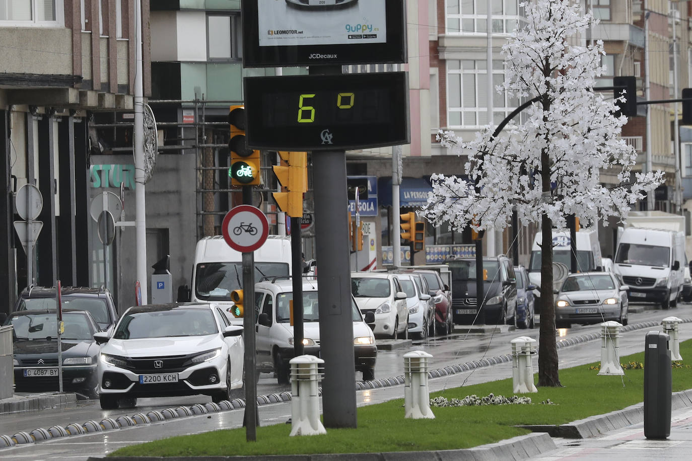 La borrasca 'Bella' ha provocado más de 1.900 incidencias en Asturias y complica las comunicaciones. La nieve acumulada en las últimas horas, que ha cerrado el puerto del Connio, obliga a usar cadenas en 15 altos de montaña. Los fuertes vientos han procovado la caída de árboles y la Aemet mantiene el litoral del Principado en alerta roja por olas de hasta diez metros 