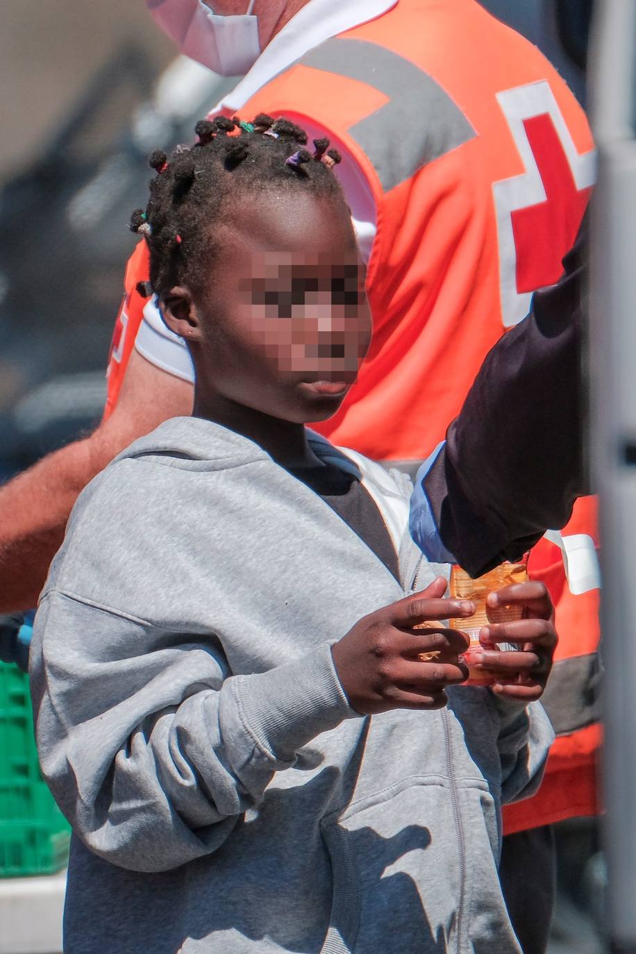 10. Masse | Sin tener ni diez años, llegó en marzo en una patera a Gran Canaria sin ningún familiar ni amigo que la acompañase. Su madre había muerto, su padre vivía en Francia. Masse es la niña africana que cruzó sola el mar. Vivía en Costa de Marfil hasta que alguien mandó dinero para que fuera a Europa. Un hombre la acompañó a Marruecos, donde estuvo un tiempo con una familia que la maltrataba. Hasta que una noche la subieron a una patera. Su historia dio la vuelta al mundo y es también una historia de segundas oportunidades. Ahora tiene una familia de acogida, va al colegio, habla español y ha aprendido a leer, a escribir y a sumar. Masse es el símbolo de los miles de inmigrantes anónimos que han llegado a Canarias en los últimos meses víctimas de una crisis humanitaria tan grave como la sanitaria. Anónimos como todos los verdaderos protagonistas del año: los sanitarios, las farmacéuticas, los mayores, los cuidadores, los profesores, los niños, los jóvenes, las cajeras, los limpiadores, los que se han ido...Y tantos y tantos otros. 