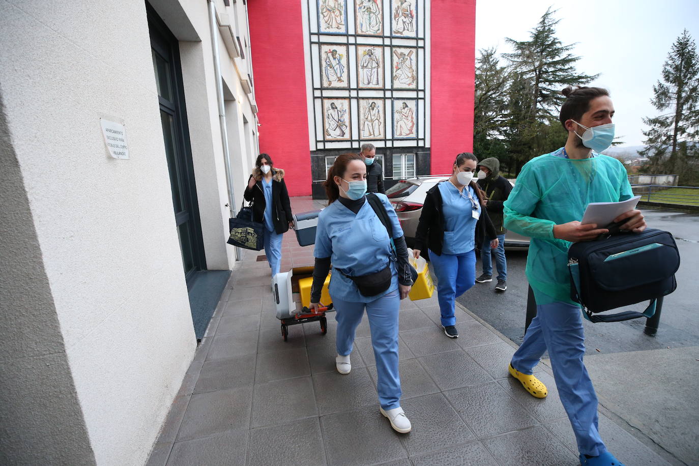 La campaña de vacunación en los centros de mayores de Asturias se ha retomado este miércoles por la mañana después de que el pasado martes el Principado recibiese una segunda partida de casi 12.000 dosis. 