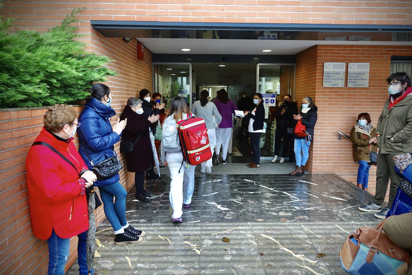 La campaña de vacunación en los centros de mayores de Asturias se ha retomado este miércoles por la mañana después de que el pasado martes el Principado recibiese una segunda partida de casi 12.000 dosis. 