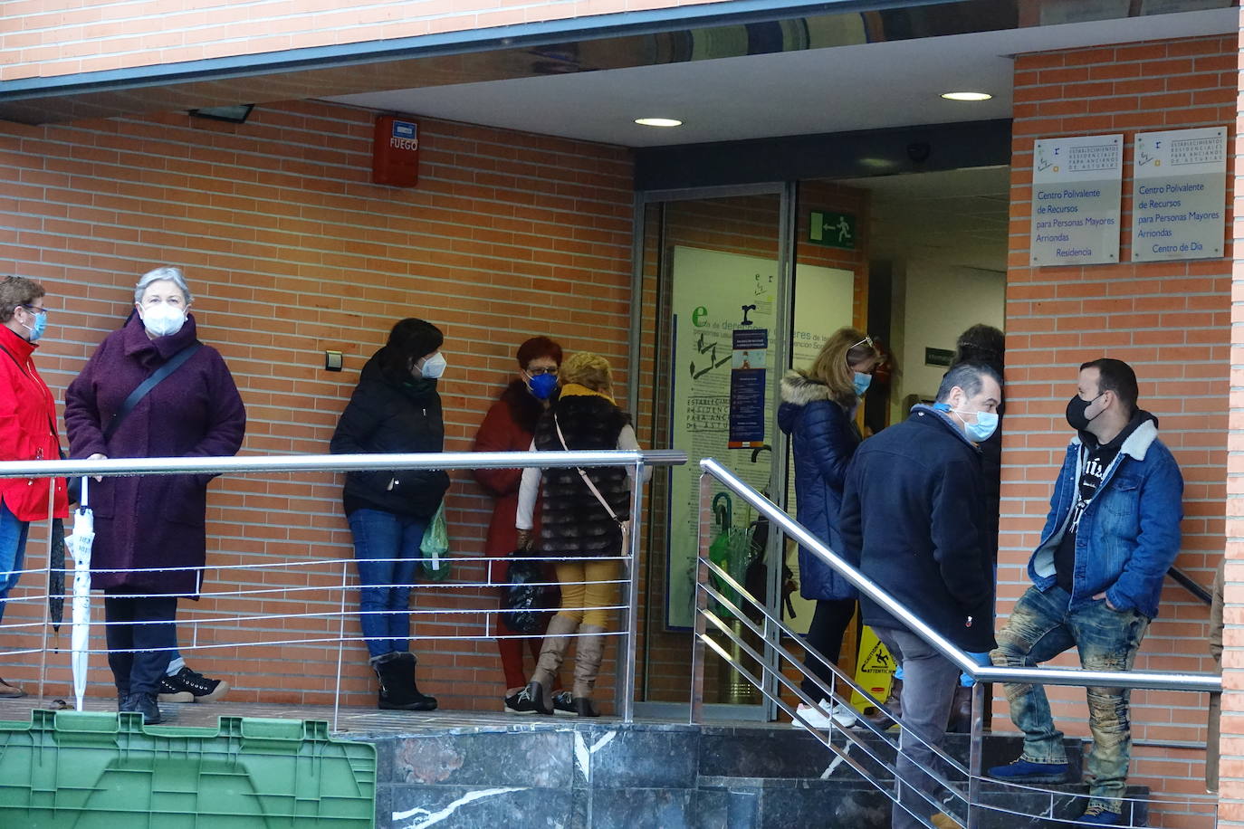 La campaña de vacunación en los centros de mayores de Asturias se ha retomado este miércoles por la mañana después de que el pasado martes el Principado recibiese una segunda partida de casi 12.000 dosis. 