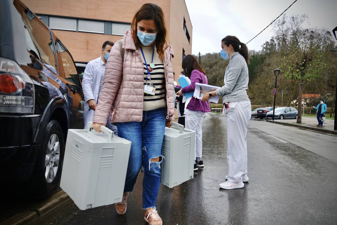 La campaña de vacunación en los centros de mayores de Asturias se ha retomado este miércoles por la mañana después de que el pasado martes el Principado recibiese una segunda partida de casi 12.000 dosis. 