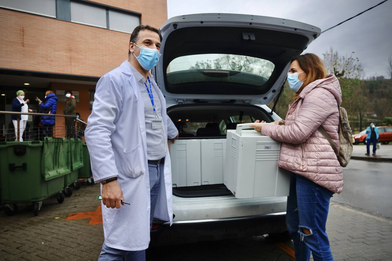 La campaña de vacunación en los centros de mayores de Asturias se ha retomado este miércoles por la mañana después de que el pasado martes el Principado recibiese una segunda partida de casi 12.000 dosis. 